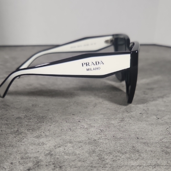 Stylish Black Square Sunglasses - Picture 4 of 4